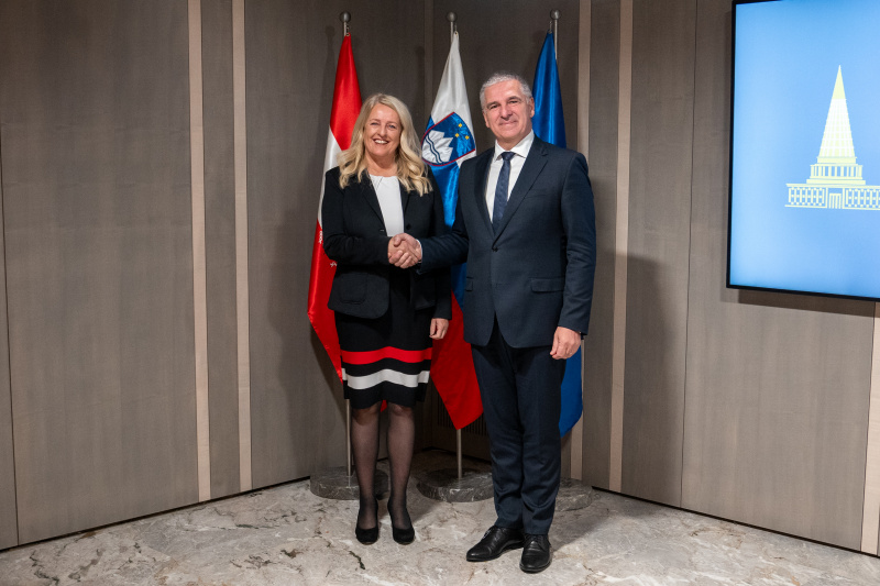 Fahnenfoto. Bundesratspräsidentin Claudia Arpa (SPÖ) und Nationalratspräsident Slowenien Marko Lotrič 