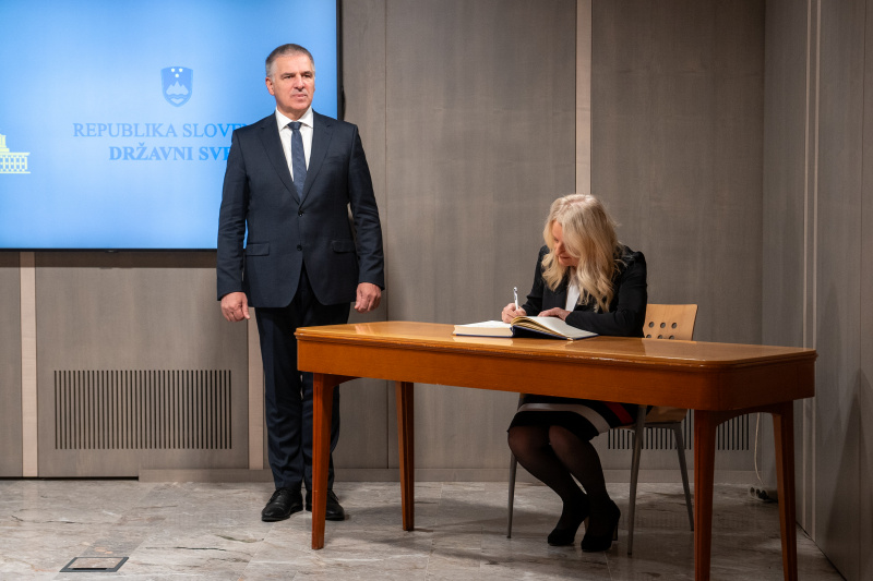 Gästebucheintrag. Nationalratspräsident Slowenien Marko Lotrič und Bundesratspräsidentin Claudia Arpa (SPÖ) 