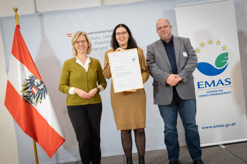 Von links: Bundesministerin Leonore Gewessler (GRÜNE) , Eva Szigeti, Umweltbeauftragte Parlamentsdirektion, Gerhard Zach, Umweltteam Parlamentsdirektion