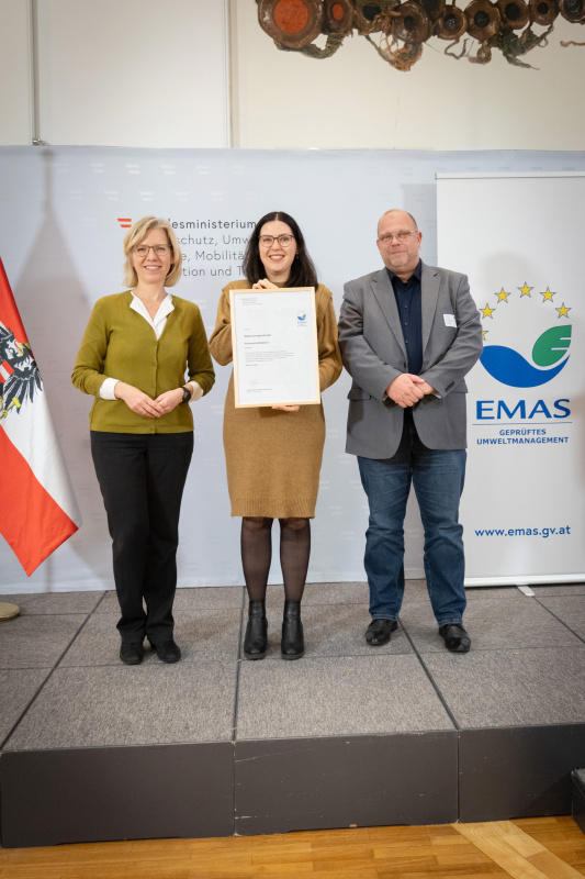 Von links: Bundesministerin Leonore Gewessler (GRÜNE) , Eva Szigeti, Umweltbeauftragte Parlamentsdirektion, Gerhard Zach, Umweltteam Parlamentsdirektion