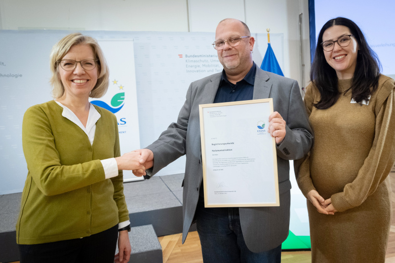 Handshake mit Bundesministerin Leonore Gewessler (GRÜNE) , Eva Szigeti, Umweltbeauftragte Parlamentsdirektion, Gerhard Zach, Umweltteam Parlamentsdirektion
