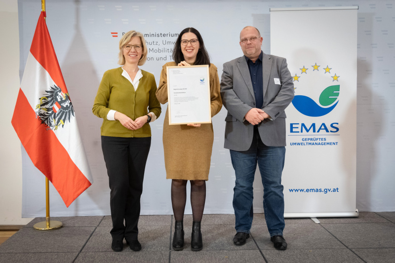 Von links: Bundesministerin Leonore Gewessler (GRÜNE) , Eva Szigeti, Umweltbeauftragte Parlamentsdirektion, Gerhard Zach, Umweltteam Parlamentsdirektion