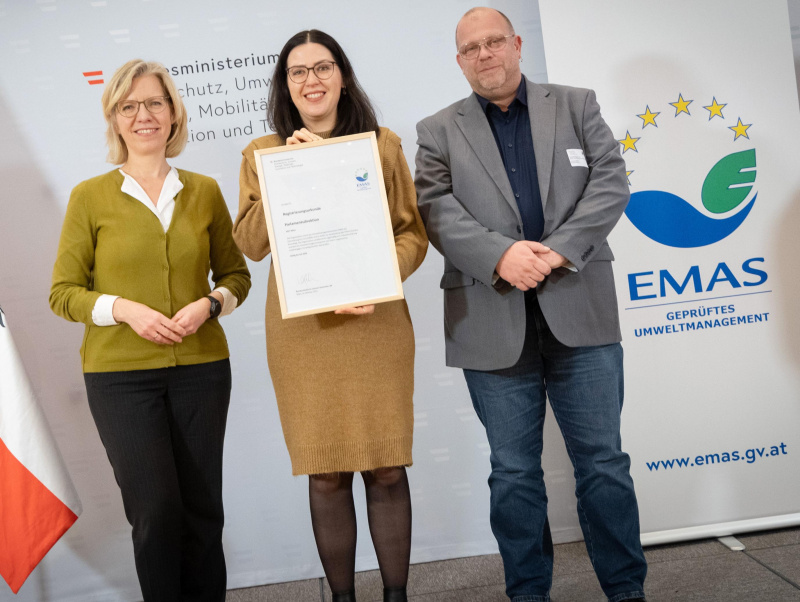 Von links: Bundesministerin Leonore Gewessler (GRÜNE) , Eva Szigeti, Umweltbeauftragte Parlamentsdirektion, Gerhard Zach, Umweltteam Parlamentsdirektion