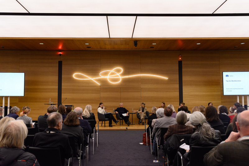 Am Wort Leiterin der Advocacy & Kinderrechte von UNICEF Österreich Corinna Geißler