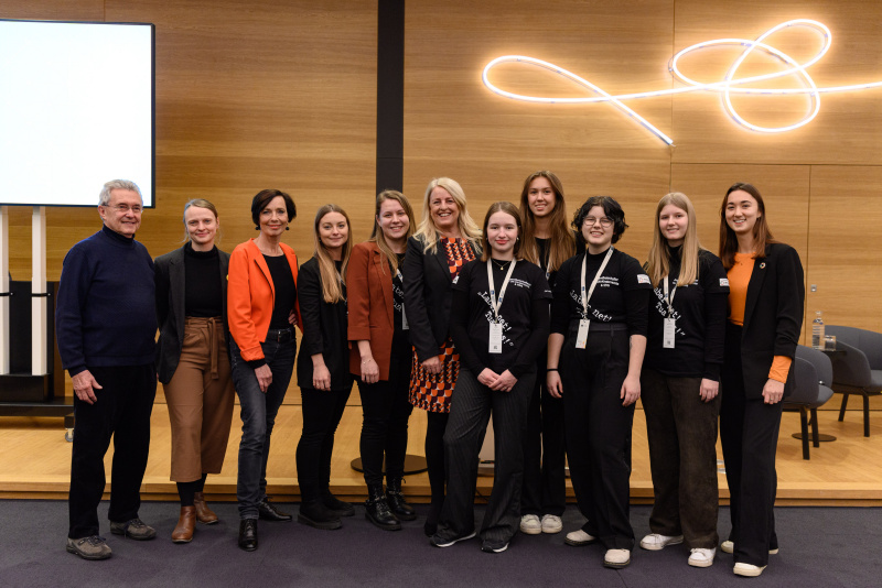 Gruppenfoto. Universitätsprofessor und Facharzt für Kinder- und Jugendpsychiatrie Ernst Berger (1. von links), Geschäftsführerin der Bundesjugendvertretung Eleonora Kleibel (2. von links), Leitung der Kinder- und Jugendanwaltschaft Salzburg Andrea Holz-Dahrenstaedt (3. von links), Jugendbotschafterin Corinna Heinzle (5. von links), Bundesratspräsidentin Claudia Arpa (6. von links), Jugendbotschafterin (UNYD) Jana Berchtold (1. von rechts) und Mitglieder der Bundesjugendvertretung