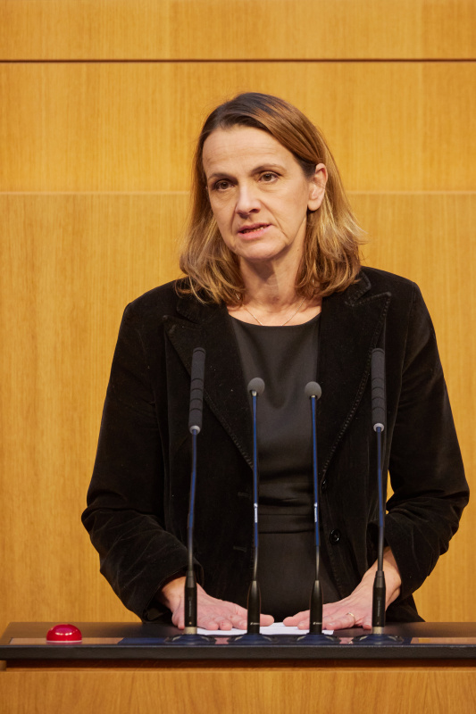 Am Rednerpult Nationalratsabgeordnete Dagmar Belakowitsch (FPÖ)
