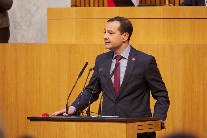 Am Rednerpult Nationalratsabgeordneter Gerald Loacker (NEOS)