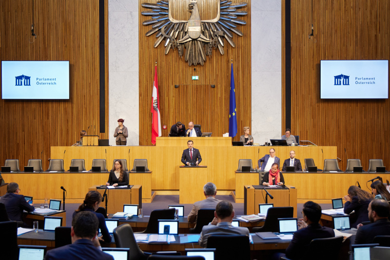 Am Rednerpult Nationalratsabgeordneter Gerald Loacker (NEOS)