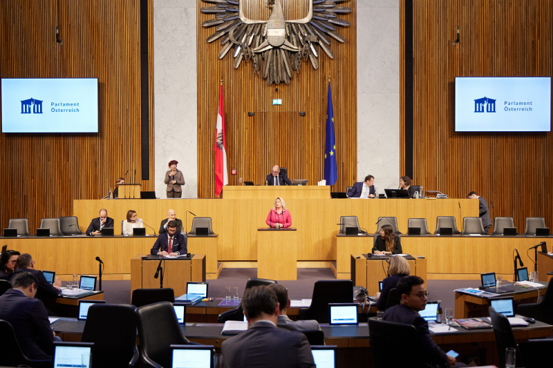 Am Rednerpult Nationalratsabgeordnete Rebecca Kirchbaumer (ÖVP)