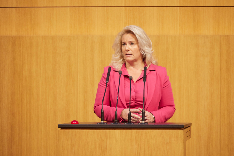 Am Rednerpult Nationalratsabgeordnete Rebecca Kirchbaumer (ÖVP)