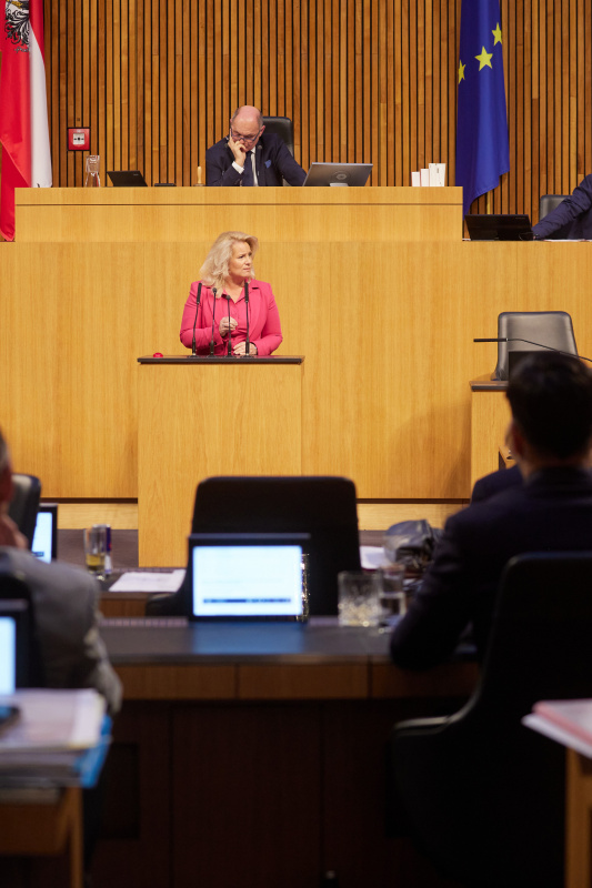 Am Rednerpult Nationalratsabgeordnete Rebecca Kirchbaumer (ÖVP)