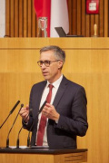 Am Rednerpult Nationalratsabgeordneter Georg Strasser (ÖVP)