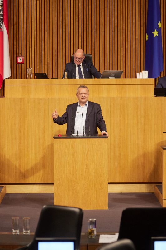 Am Rednerpult Nationalratsabgeordneter Gerald Hauser (FPÖ)
