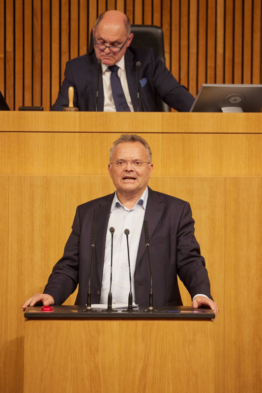 Am Rednerpult Nationalratsabgeordneter Gerald Hauser (FPÖ)