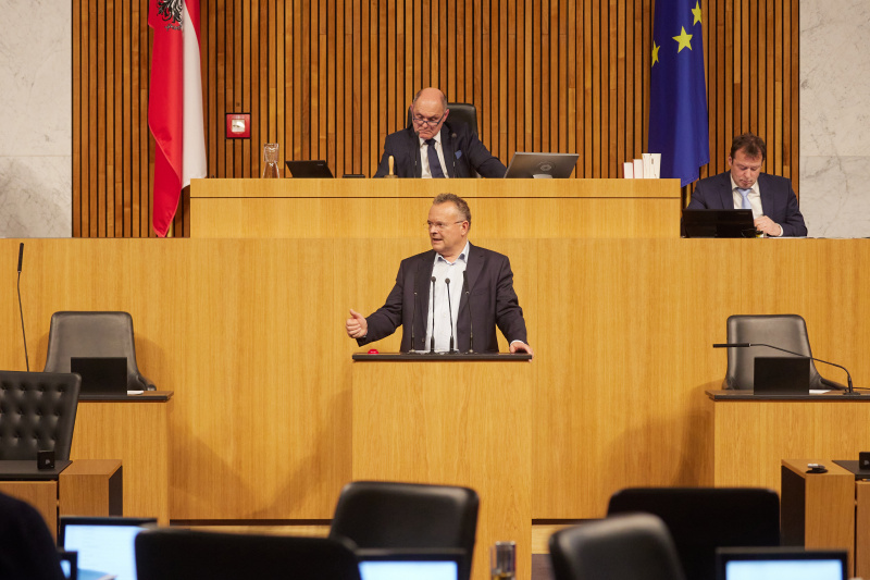 Am Rednerpult Nationalratsabgeordneter Gerald Hauser (FPÖ)