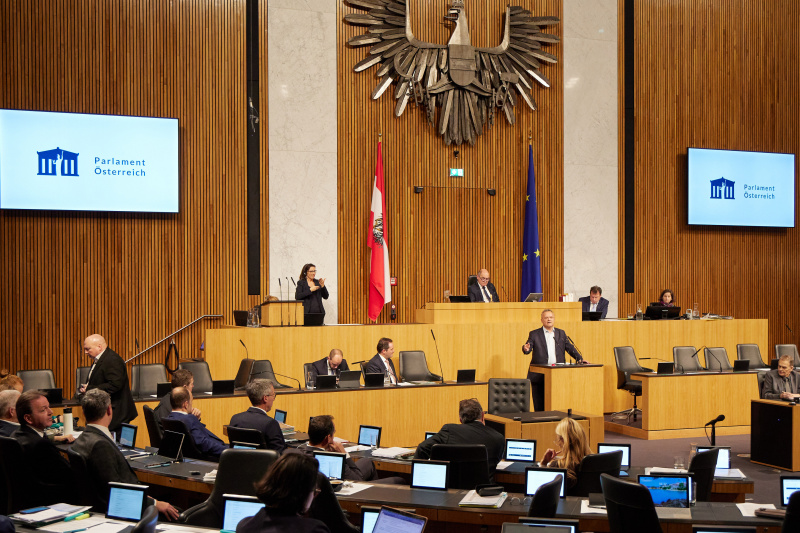 Am Rednerpult Nationalratsabgeordneter Gerald Hauser (FPÖ)