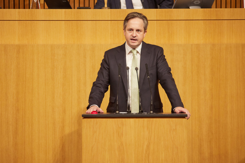 Am Rednerpult Nationalratsabgeordneter Johannes Schmuckenschlager (ÖVP)