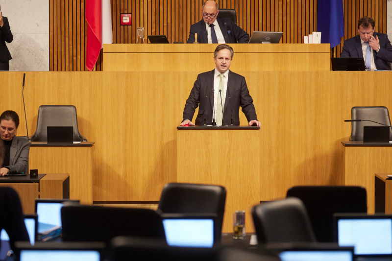 Am Rednerpult Nationalratsabgeordneter Johannes Schmuckenschlager (ÖVP)