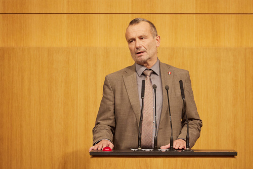 Am Rednerpult Nationalratsabgeordneter Alois Kainz (FPÖ)