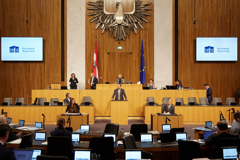 Am Rednerpult Nationalratsabgeordneter Klaus Lindinger (ÖVP)