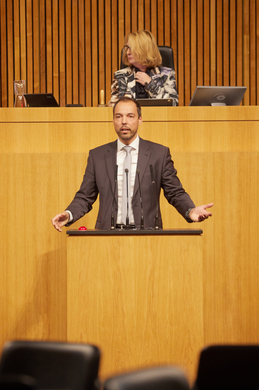 Am Rednerpult Nationalratsabgeordneter Klaus Lindinger (ÖVP)