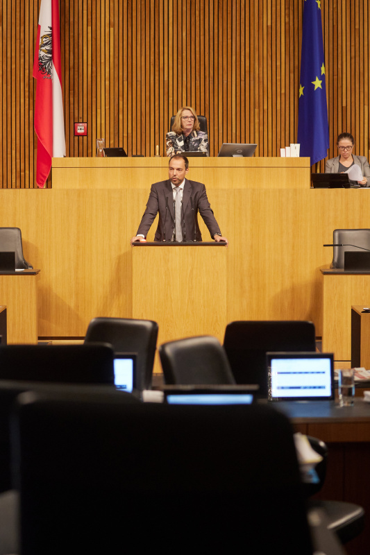 Am Rednerpult Nationalratsabgeordneter Klaus Lindinger (ÖVP)