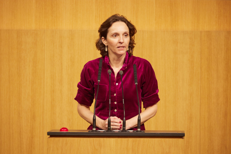 Am Rednerpult Nationalratsabgeordnete Martina Künsberg Sarre (NEOS)