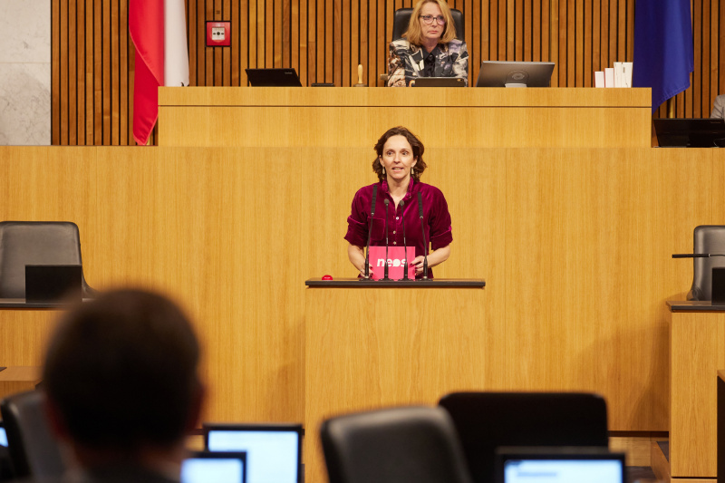 Am Rednerpult Nationalratsabgeordnete Martina Künsberg Sarre (NEOS)