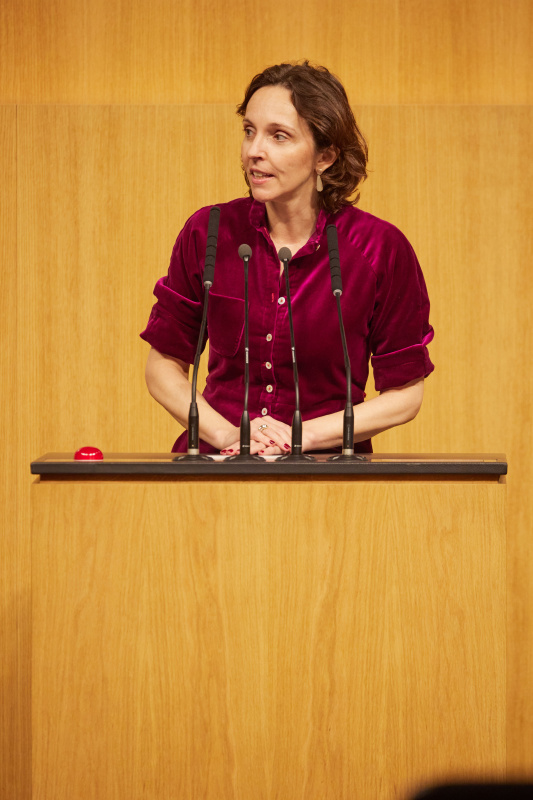 Am Rednerpult Nationalratsabgeordnete Martina Künsberg Sarre (NEOS)