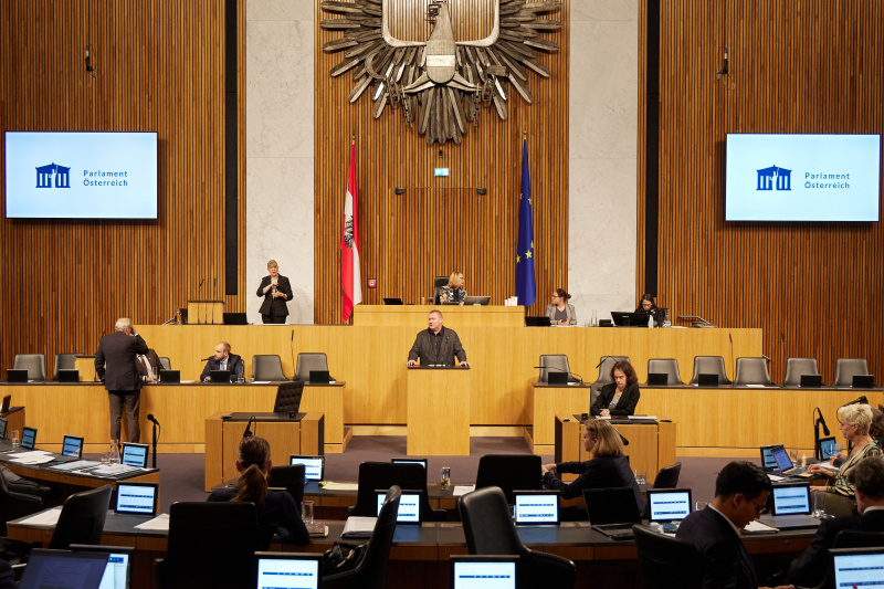 Am Rednerpult Nationalratsabgeordneter Michael Seemayer (SPÖ)