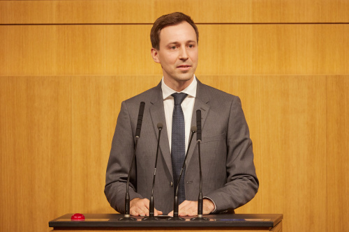 Am Rednerpult Nationalratsabgeordneter Nico Marchetti (ÖVP)