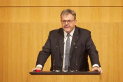 Am Rednerpult Nationalratsabgeordneter Gerhard Deimek (FPÖ)