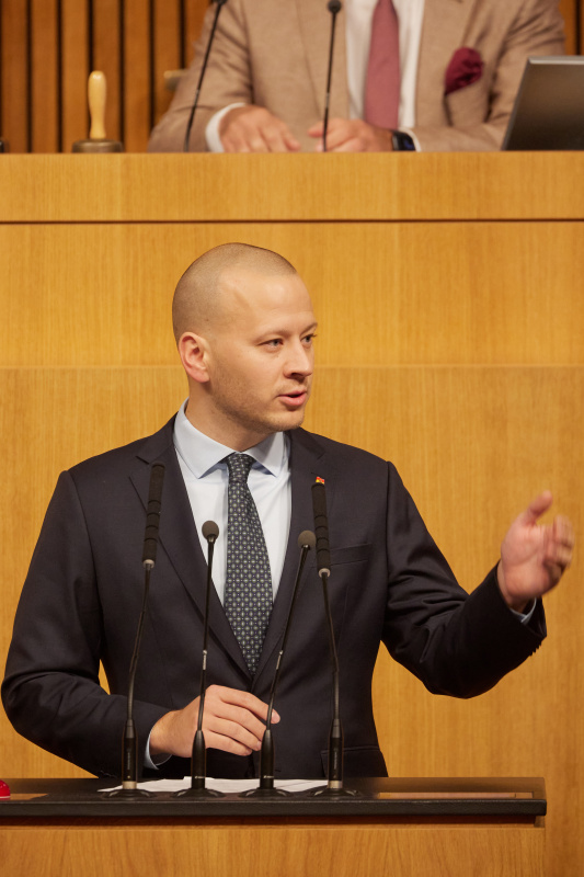 Am Rednerpult Nationalratsabgeordneter Maximilian Köllner (SPÖ)