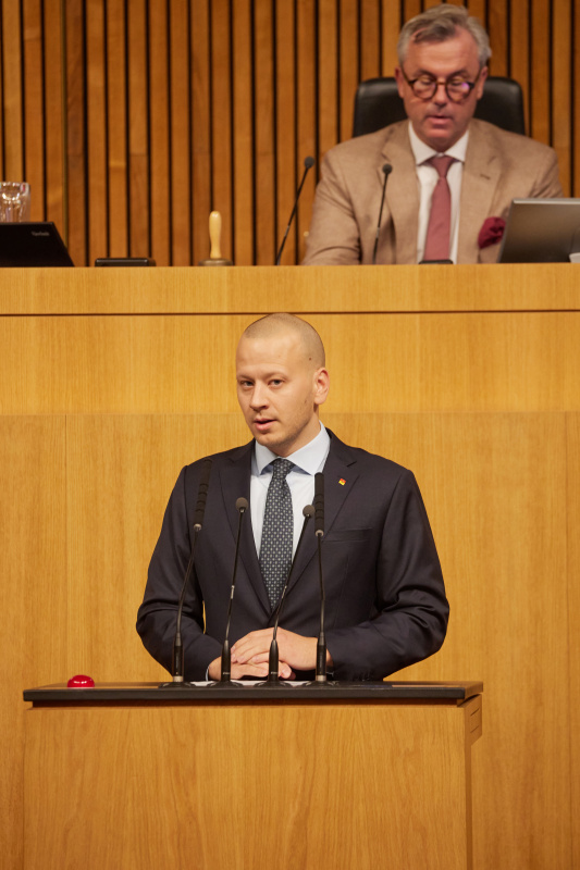 Am Rednerpult Nationalratsabgeordneter Maximilian Köllner (SPÖ)