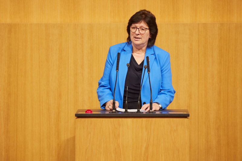 Am Rednerpult Nationalratsabgeordnete Rosa Ecker (FPÖ)