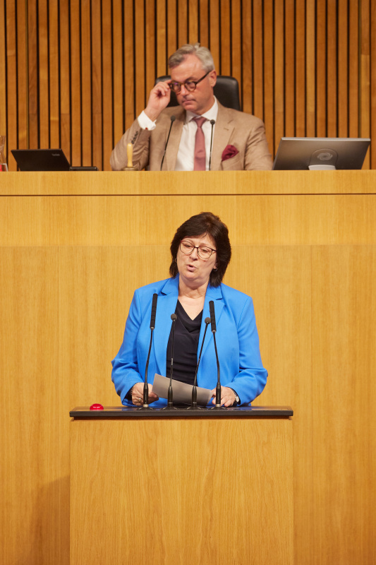 Am Rednerpult Nationalratsabgeordnete Rosa Ecker (FPÖ)