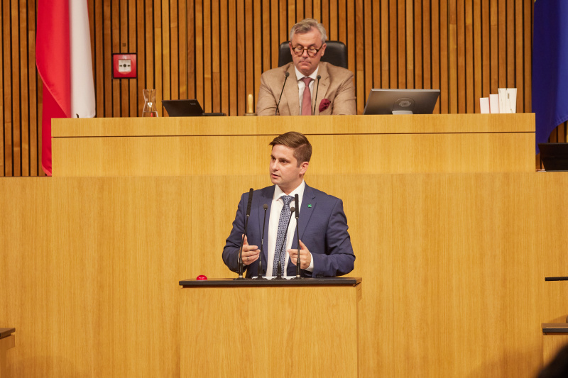 Am Rednerpult Nationalratsabgeordneter Lukas Brandweiner (ÖVP)