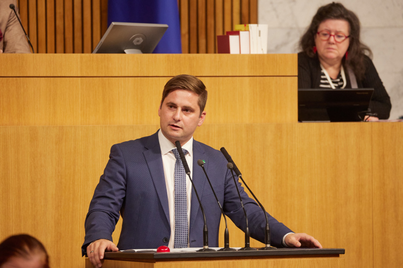 Am Rednerpult Nationalratsabgeordneter Lukas Brandweiner (ÖVP)