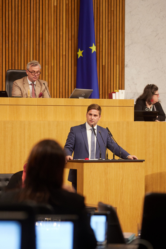 Am Rednerpult Nationalratsabgeordneter Lukas Brandweiner (ÖVP)