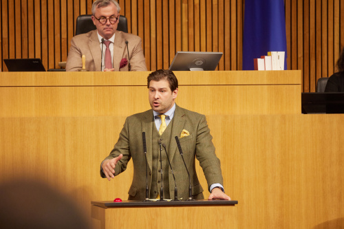 Am Rednerpult Nationalratsabgeordneter Philipp Schrangl (FPÖ)