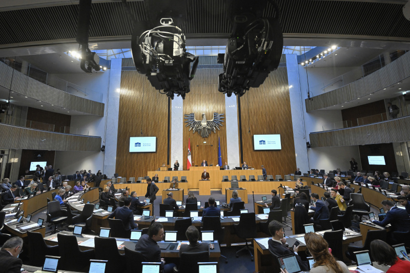 Am Rednerpult: Nationalratsabgeordneter Hans Stefan Hintner (ÖVP). Blick Richtung Sitzungsteilnehmer:innen