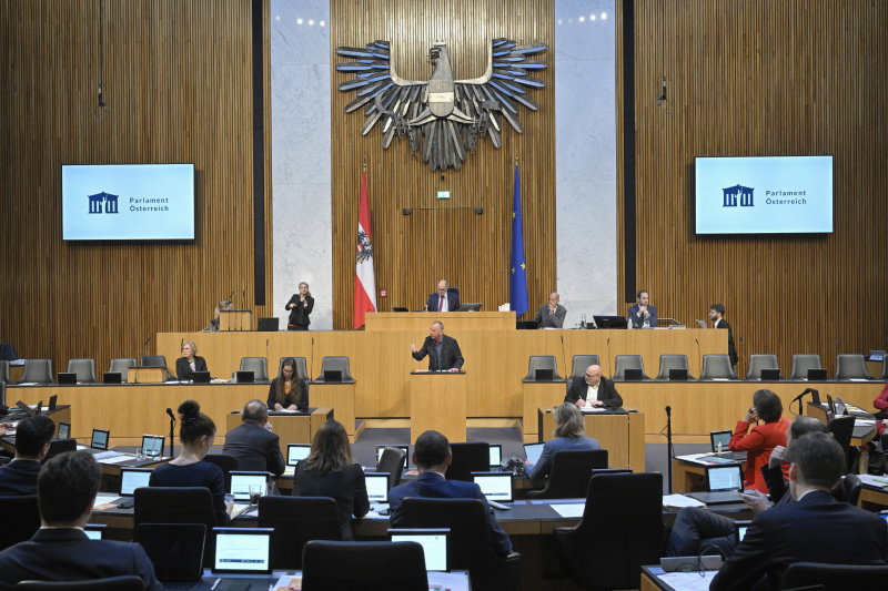 Am Rednerpult: Nationalratsabgeordneter Wolfgang Zanger (FPÖ). Blick Richtung Sitzungsteilnehmer:innen