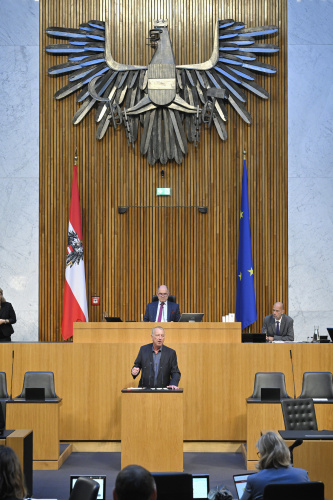Am Rednerpult: Nationalratsabgeordneter Wolfgang Zanger (FPÖ). Blick Richtung Sitzungsteilnehmer:innen