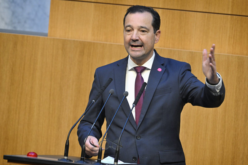 Am Rednerpult: Nationalratsabgeordneter Gerald Loacker (NEOS)