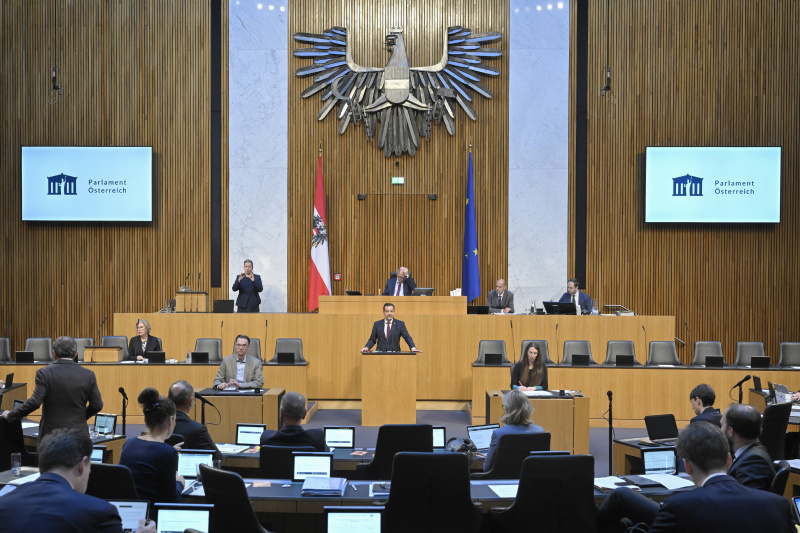 Am Rednerpult: Nationalratsabgeordneter Gerald Loacker (NEOS). Blick Richtung Sitzungsteilnehmer:innen