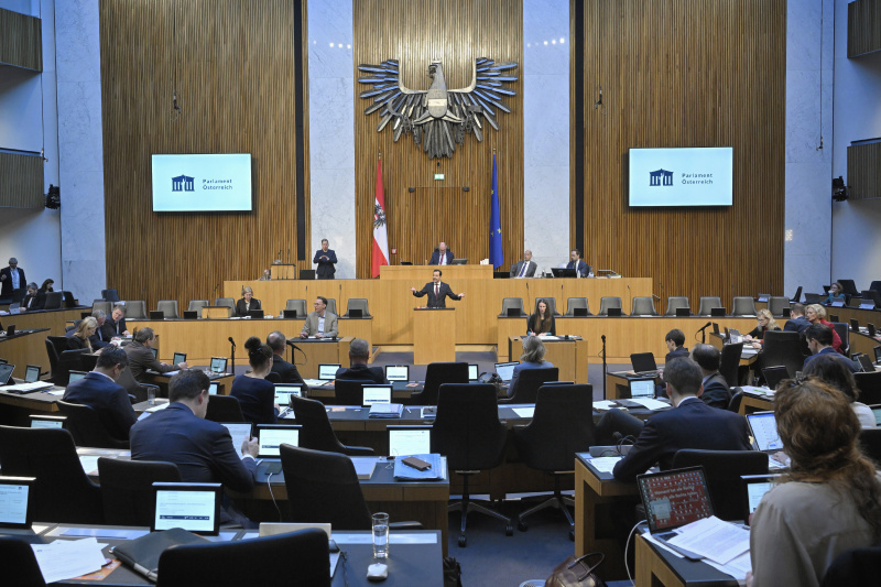 Am Rednerpult: Nationalratsabgeordneter Gerald Loacker (NEOS). Blick Richtung Sitzungsteilnehmer:innen