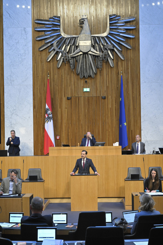 Am Rednerpult: Nationalratsabgeordneter Gerald Loacker (NEOS). Blick Richtung Sitzungsteilnehmer:innen