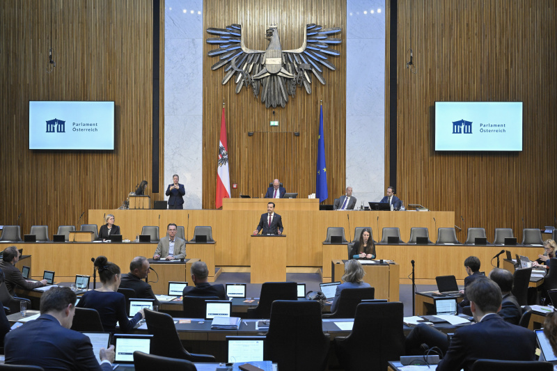 Am Rednerpult: Nationalratsabgeordneter Gerald Loacker (NEOS). Blick Richtung Sitzungsteilnehmer:innen