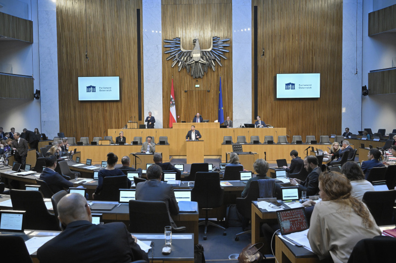 Am Rednerpult: Nationalratsabgeordneter Peter Schmiedlechner (FPÖ). Blick Richtung Sitzungsteilnehmer:innen