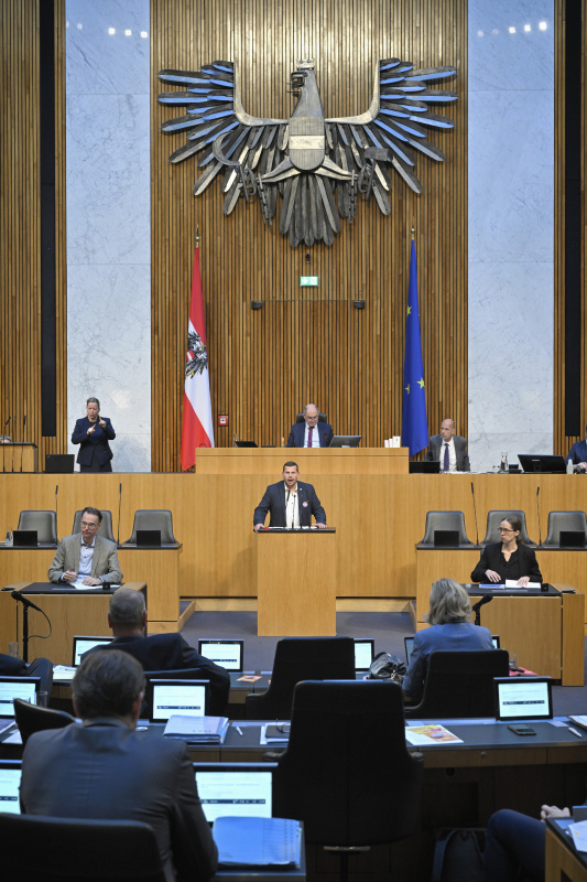 Am Rednerpult: Nationalratsabgeordneter Peter Schmiedlechner (FPÖ). Blick Richtung Sitzungsteilnehmer:innen
